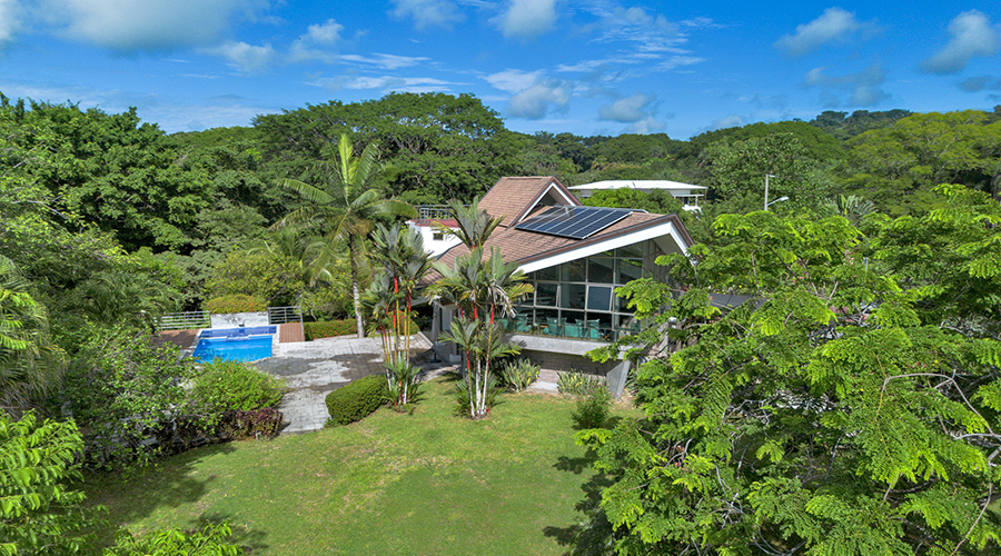 
	499.000 $ - Au c&oelig;ur du quartier le plus recherch&eacute; de Las Delicias &agrave;&nbsp;Santa Teresa&nbsp;cette somptueuse villa s&rsquo;&eacute;l&egrave;ve comme une respiration entre modernit&eacute; et nature. Le jardin foisonne d&rsquo;arbres fruitiers a ...
