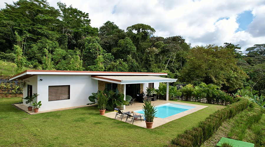 
	379.000 $ - Nichée sur un terrain de 2.140m² et avec un bâti de 110m² cette charmante maison neuve est entourée d'une jungle luxuriante et offre une vue imprenable sur les montagnes de Tres Rios.

	Située à 10 min ...