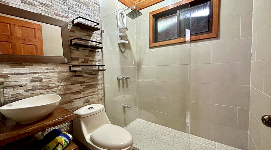Costa Rica - Osa - Bahia Ballena - Cabinas Bahia 1+1 - Cabina 1 - Salle de bain