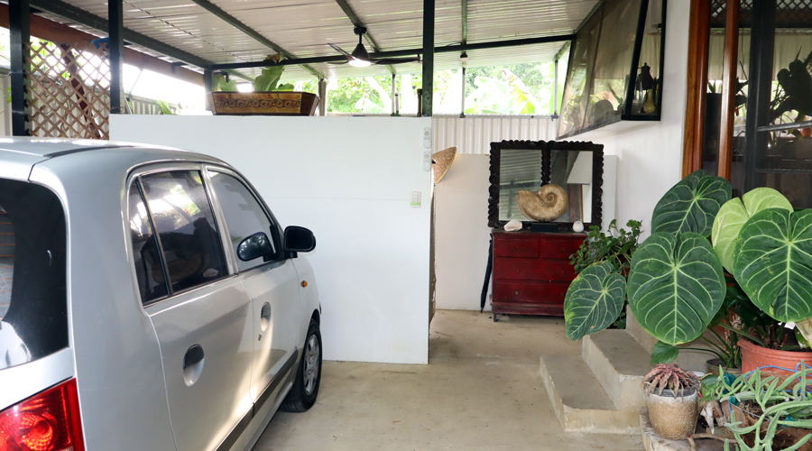 Costa Rica, Province de Puntarenas, Uvita, Maison Balinaise - Le garage