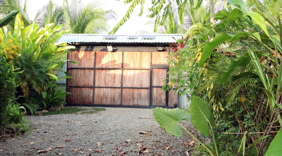 Costa Rica, Province de Puntarenas, Uvita, Maison Balinaise - Portail interne