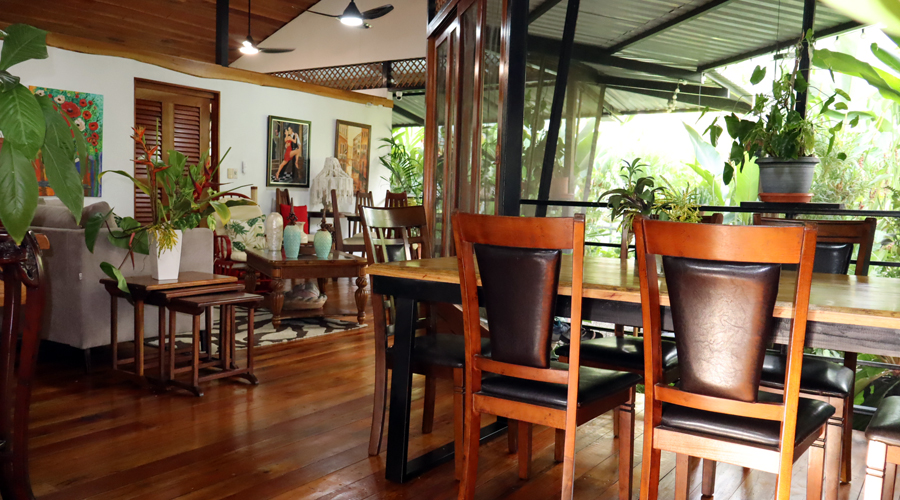 Costa Rica, Province de Puntarenas, Uvita, Maison Balinaise - Le salon - Vue 1