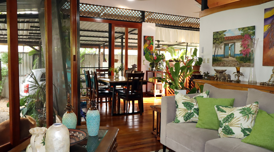 Costa Rica, Province de Puntarenas, Uvita, Maison Balinaise - Le salon - Vue 5