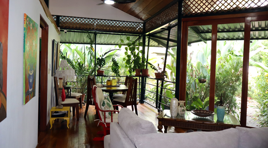 Costa Rica, Province de Puntarenas, Uvita, Maison Balinaise - Le salon - Vue 6