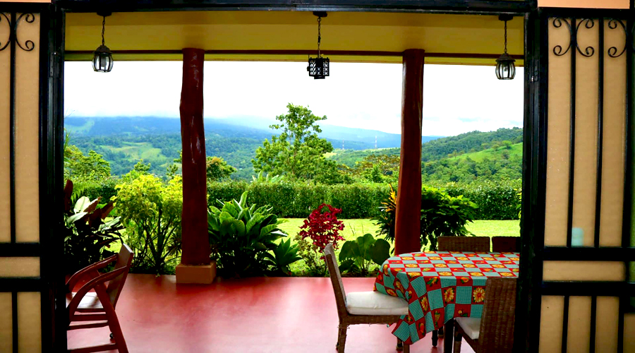 Costa Rica - Zone Rio Celeste - Frente a Rio Celeste - Vue de la terrasse avant de la maison principale