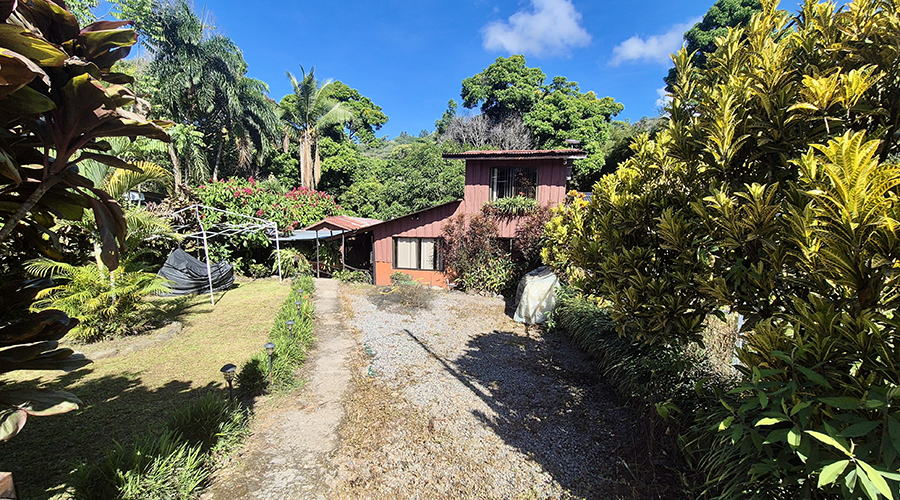 
	180.000 $ - Charmante et rustique propriété située sur la paisible commune de Quebradas à 900 mètres d’altitude, avec un climat frais et agréable.

	Elle compte un bâti total de 130m² sur un terrain de  ...
