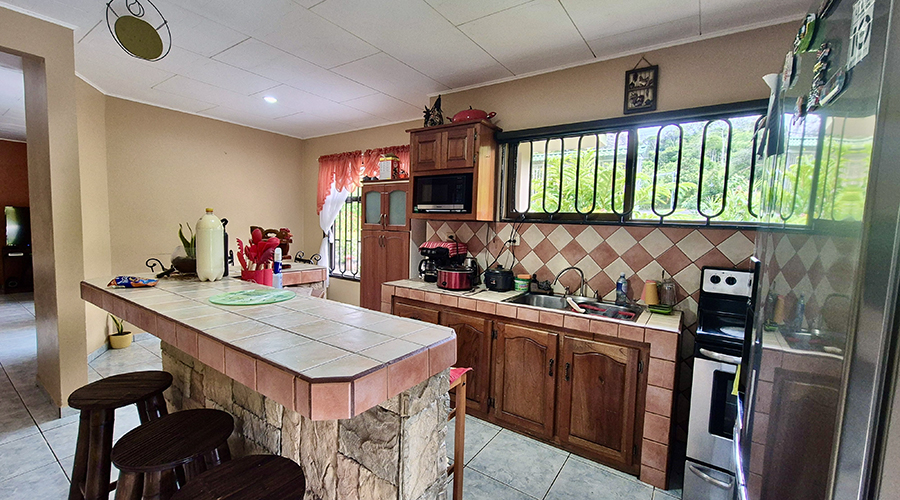 Costa Rica - San Jos - Pedregosito - Casa Pedregosito - Intrieur - Cuisine - Vue 1