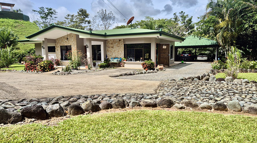 
	380.000 $ - Propriété enchanteresse située sur la paisible commune de Pedregosito à 850 mètres d’altitude, avec un climat frais et agréable.

	Elle compte un bâti total de 170m² sur un terrain de 4.114m ...