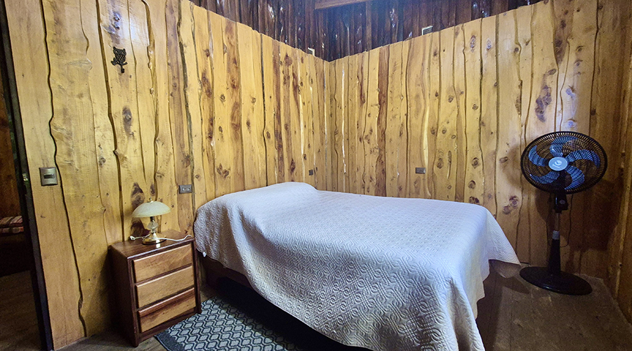 Costa Rica - San Jos� - Quebradas - Casa Julio - Maison - Int�rieur - Chambre 1 - Vue 1