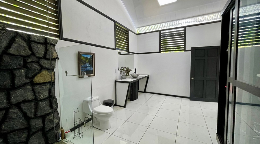 Costa Rica - Province San Jose - San Isidro de El General - Pacuarito - Maison principale - Salle de bain - vue 3