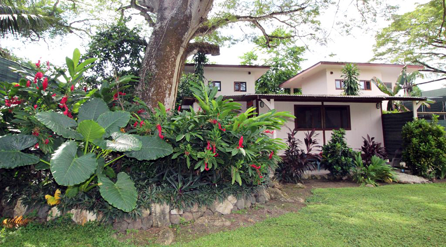 Costa Rica - Guanacaste - Samara - SAM 4 studios - L'immeuble, en avant le bungalow et un bout de jardin