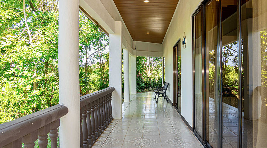 Costa Rica - Osa - Bahia Ballena - Bahia - Casa Mariposa - Patio lat�ral - vue 1