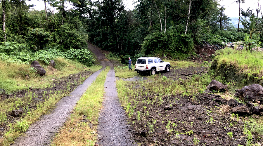 Finca de 22 hectares prs de Bijagua, nord du Costa Rica - L'entre avec rampe d'accs btonne