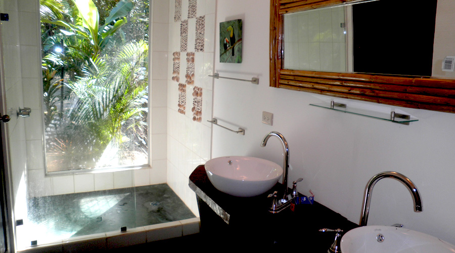 La salle de bain de la chambre principale, vaste douche avec vue sur le jardin